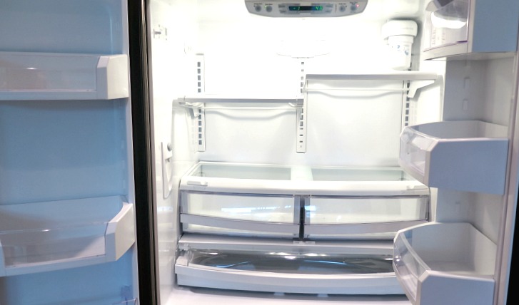 How to clean & organize a refrigerator ... and keep it that way! Great tips and ideas for easy & practical refrigerator organization!
