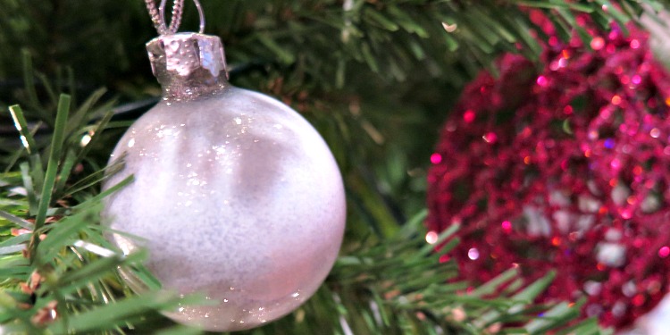 Make your own painted glass ornaments with this incredibly EASY DIY tutorial! All you need is acrylic paint and clear ornaments!