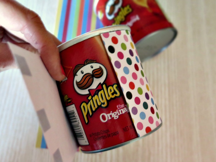 Don't throw away your Pringles can! Turn it in to an easy yet effective pen holder storage solution. You'll never know it was a Pringles can! 