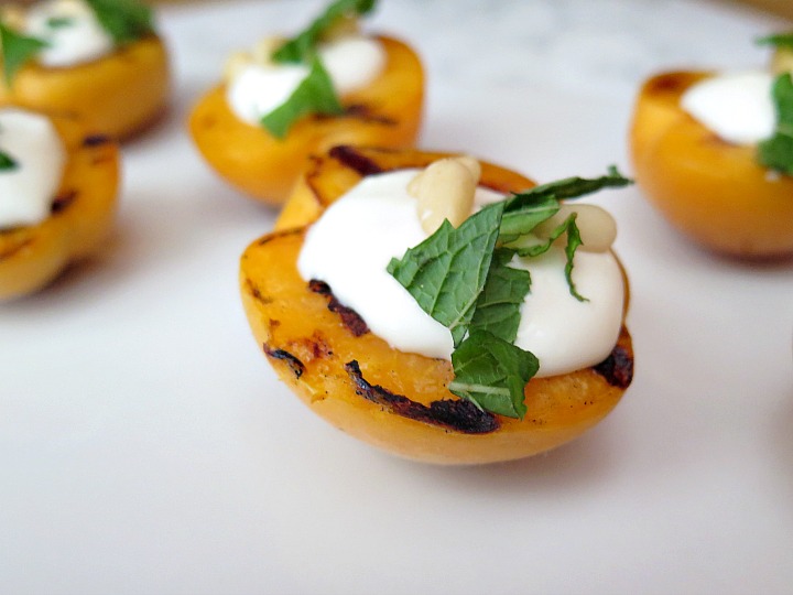 As perfect complement to your summer barbecue, these grilled apricots are sure to impress your guests. The best part? They're SO easy to make!