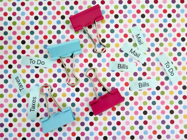 Get your paper both organized AND pretty with these decorative binder clips! It only takes 5 minutes... step by step tutorial included!
