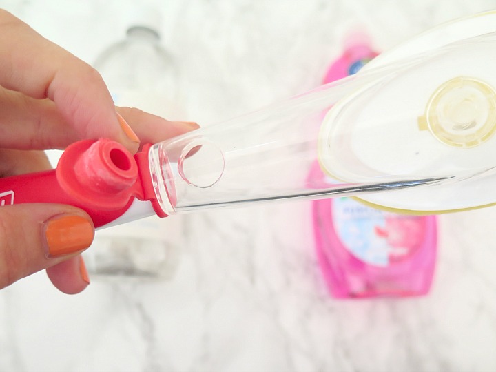 the best tips I've seen lately to get rid of soap scum. Pinning for later!