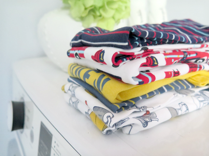 The secrets every mom wants to know: how to keep baby clothes clean without having to do piles of laundry every day. We've got all the tips you need!
