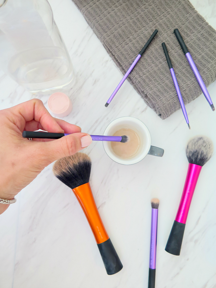 Click here to find out my favorite tip to clean makeup brushes: the secret household product to this easy DIY cleaning solutions. Makeup brushes clean in 5 minutes!